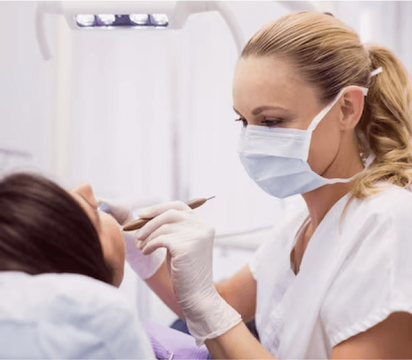 Doctora trabajando con paciente